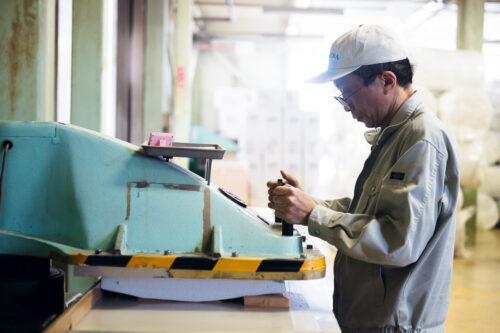 プレス成形機を操作するヒクマ株式会社の職人