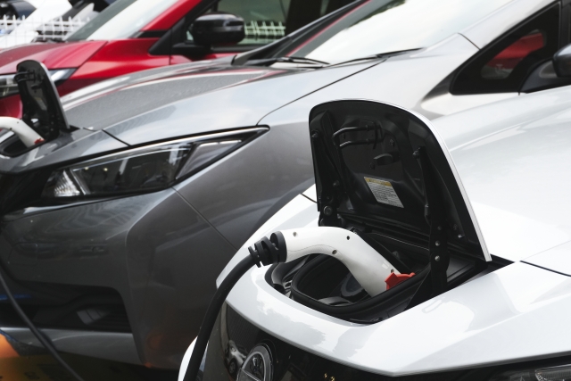 充電中の電気自動車(EV)